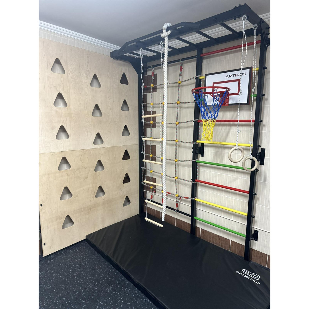 Drabinka gimnastyczna w kolorze białym z poręczą, ścianką wspinaczkową i matą