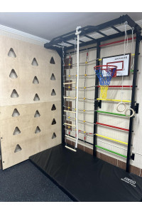 Drabinka gimnastyczna w kolorze białym z poręczą, ścianką wspinaczkową i matą