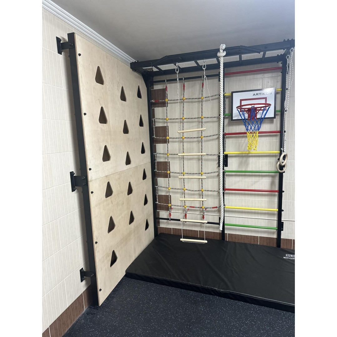 Drabinka gimnastyczna w kolorze białym z poręczą, ścianką wspinaczkową i matą