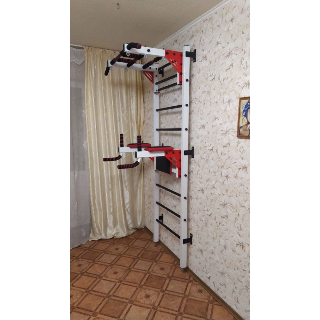 Drabinka gimnastyczna z poziomymi szprosami i szprosami ARTikOS wzmocniona bielą z czerwonymi i czarnymi elementami