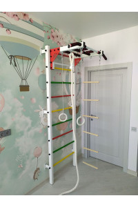 Drabinka gimnastyczna z poziomym drążkiem i słupkami ARTKOS wzmocniona białymi schodami sygnalizacją świetlną