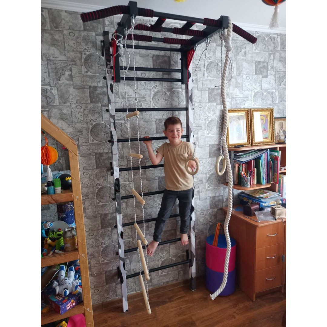 Drabinka gimnastyczna z poziomym drążkiem i kratami ARTKOS wzmocniona nadrukiem 