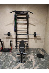 Drabinka gimnastyczna z poziomym drążkiem, drążkami i ławką ARTITKOS wzmocniona czernią z czerwonymi elementami