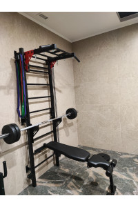 Drabinka gimnastyczna z poziomym drążkiem, drążkami i ławką ARTITKOS wzmocniona czernią z czerwonymi elementami