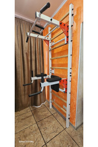 Drabinka gimnastyczna z poziomym drążkiem, drążkami, ławką i stojakiem barowym to biały Artikos PREMIUM