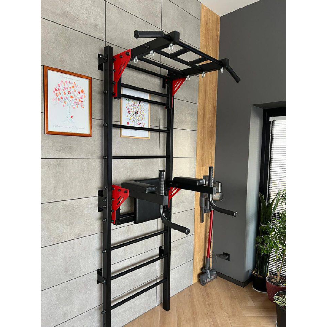 Drabinka gimnastyczna z poziomym drążkiem, drążkami i ławką ARTITKOS wzmocniona czernią z czerwonymi elementami