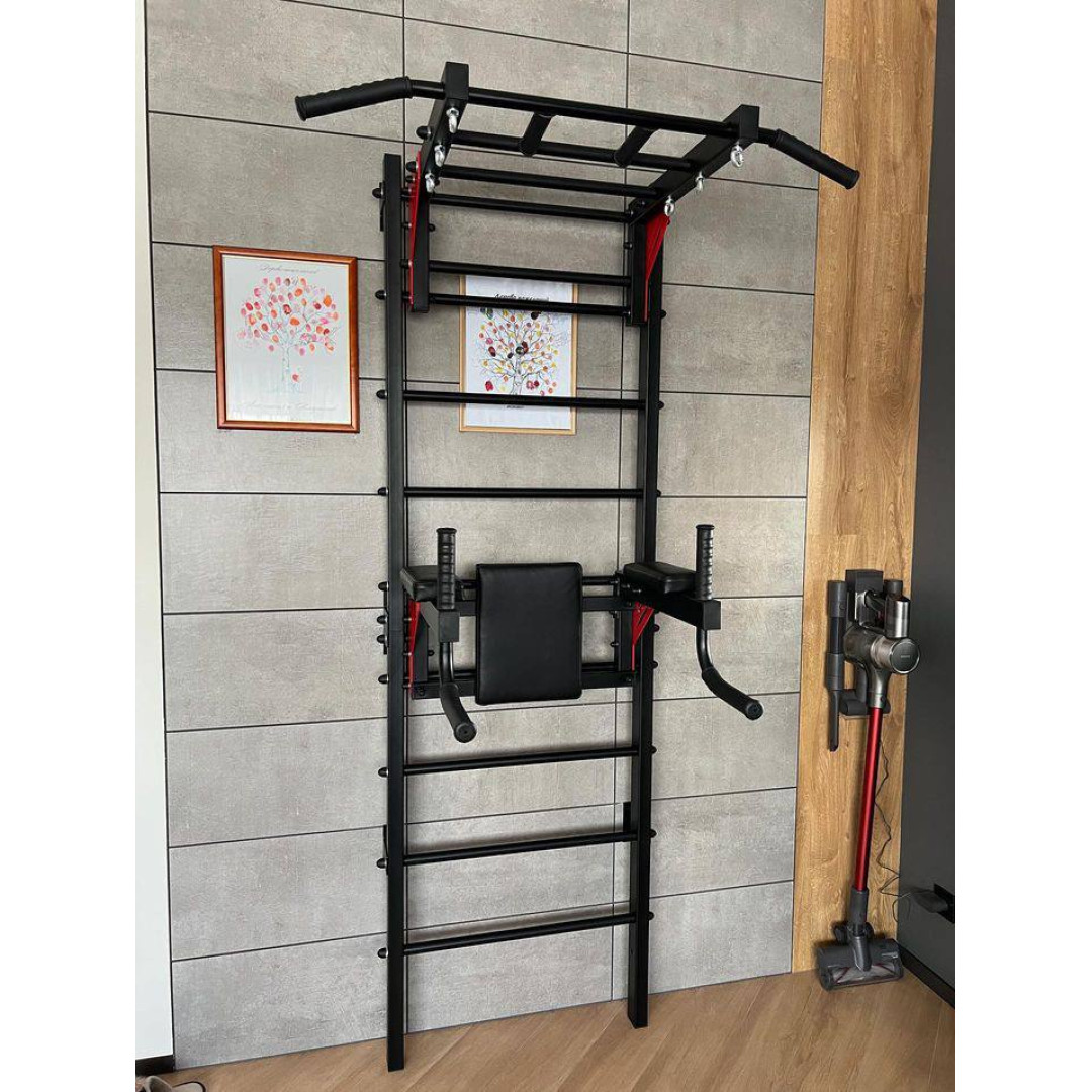 Drabinka gimnastyczna z poziomymi szprosami i szprosami ARTikOS wzmocniona czernią z czerwonymi elementami