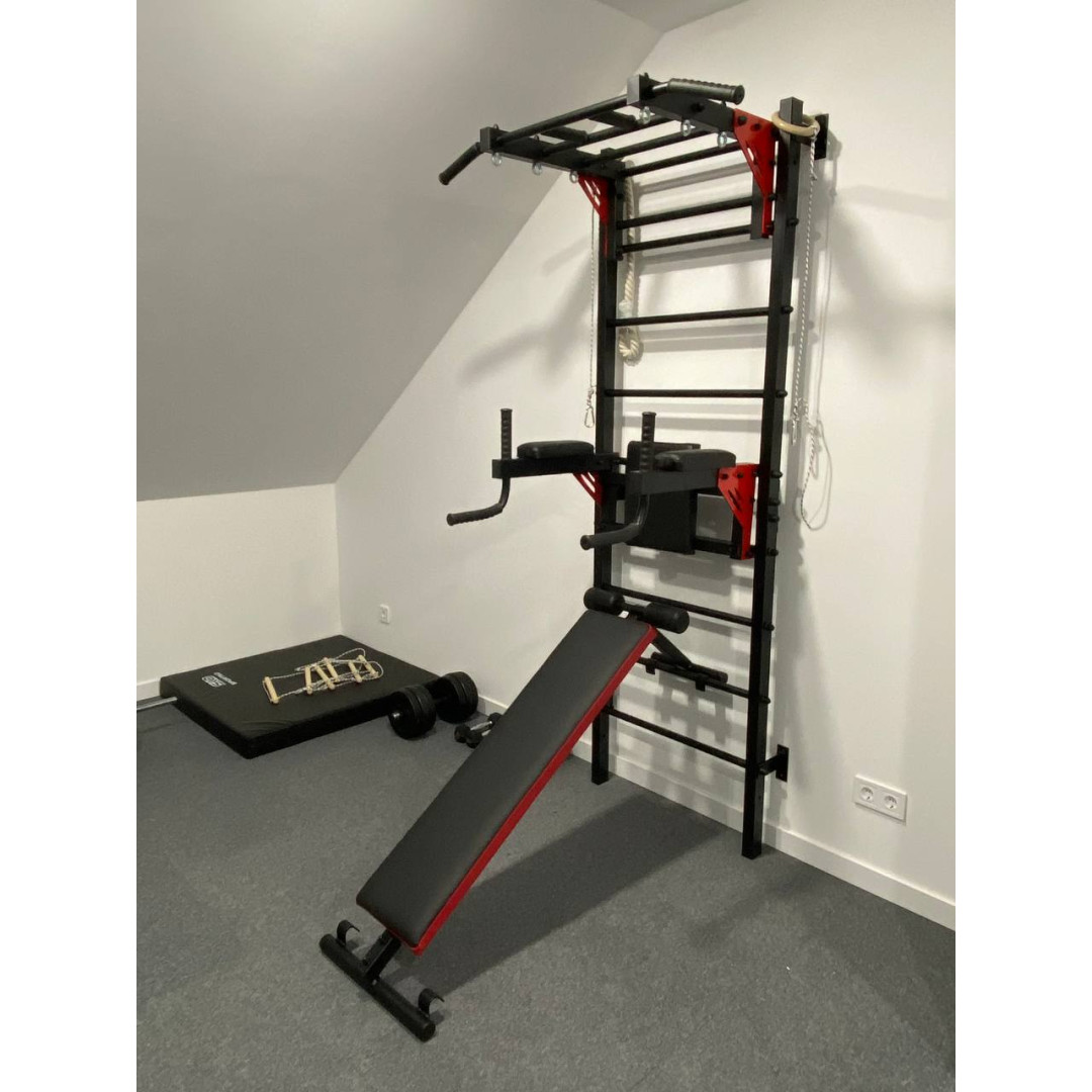 Drabinka gimnastyczna z poziomym drążkiem, drążkami i ławką ARTITKOS wzmocniona czernią z czerwonymi elementami