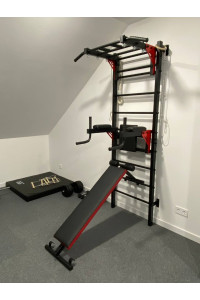 Drabinka gimnastyczna z poziomym drążkiem, drążkami i ławką ARTITKOS wzmocniona czernią z czerwonymi elementami