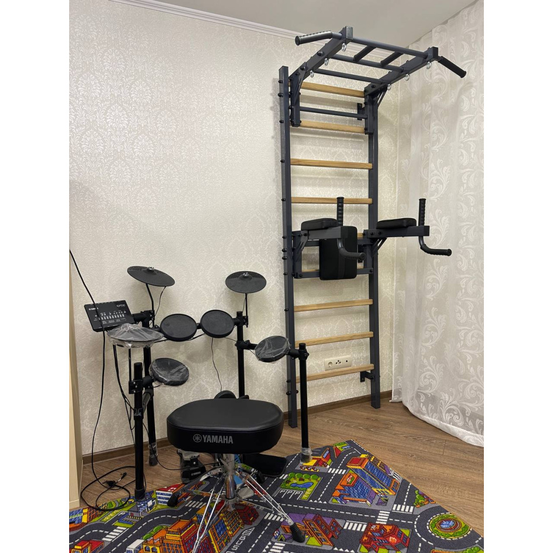 Drabinka gimnastyczna z poziomym drążkiem i kratami czarno-białymi Artikos PREMIUM