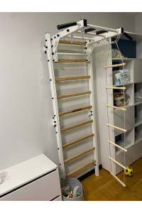 Drabinka gimnastyczna z poziomym drążkiem i kratami czarno-białymi Artikos PREMIUM