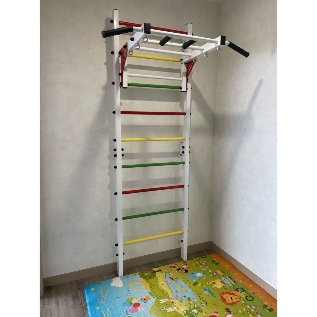 Drabinka gimnastyczna z poziomym drążkiem i słupkami ARTKOS wzmocniona białymi schodami sygnalizacją świetlną