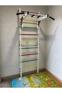 Drabinka gimnastyczna z poziomym drążkiem i słupkami ARTKOS wzmocniona białymi schodami sygnalizacją świetlną