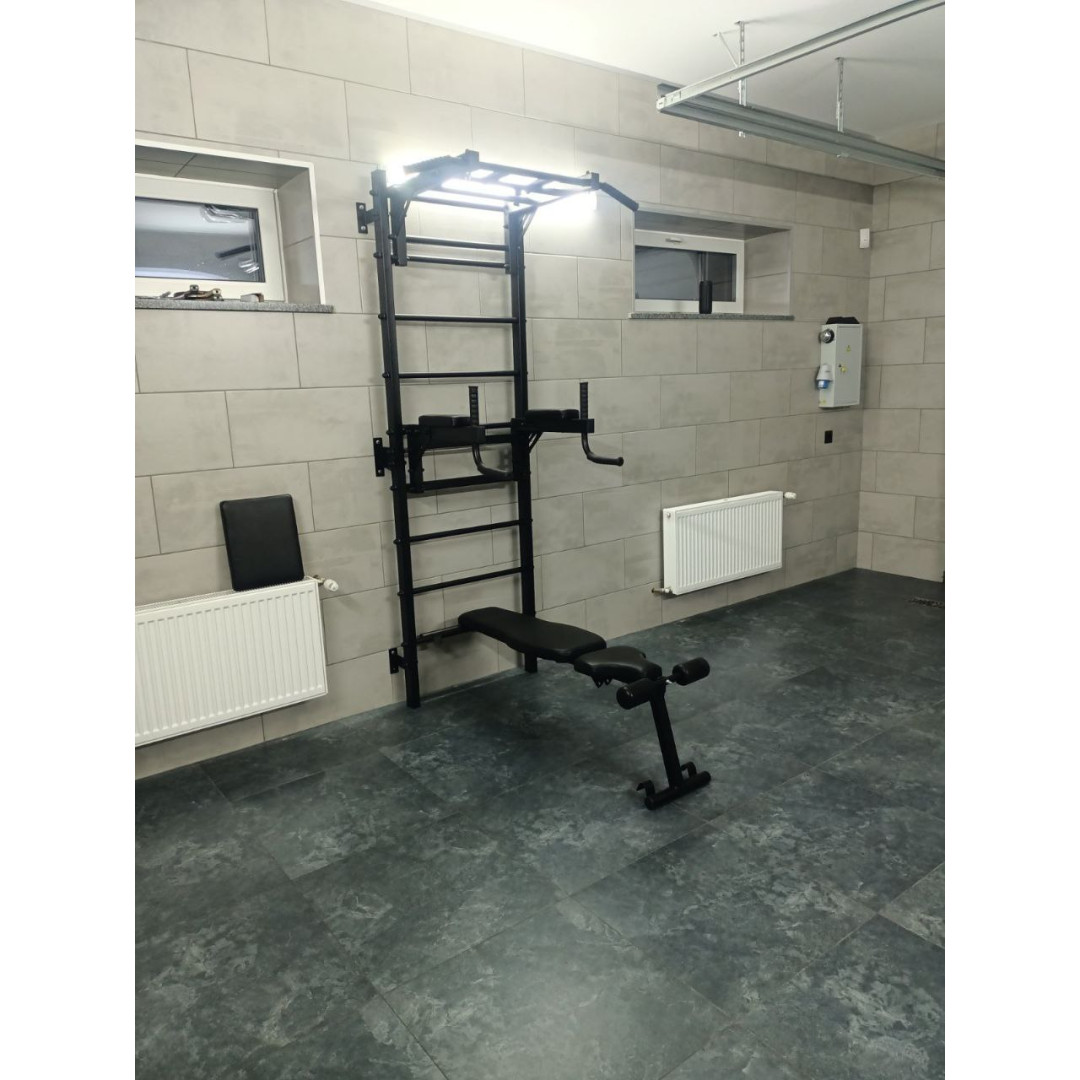 Drabinka gimnastyczna z poziomym drążkiem, drążkami i ławką ARTKOS wzmocniona czarnym kolorem